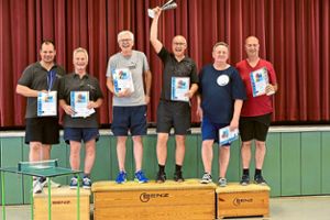 Die Sieger des Ruster Vereinsturniers freuten sich über einen Pokal und Urkunden. Foto: Bußhardt Foto: Lahrer Zeitung