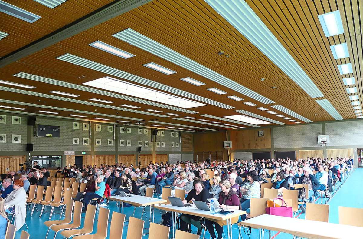 Mehr als 200 Schwanauer kamen am Mittwochabend in die Rheinauenhalle nach Ottenheim, wo sich die Schwanauer Bürgermeisterkandidaten vorstellten. Klicken Sie sich durch die Bilder, um zu erfahren, was die einzelnen Bewerber gesagt haben.