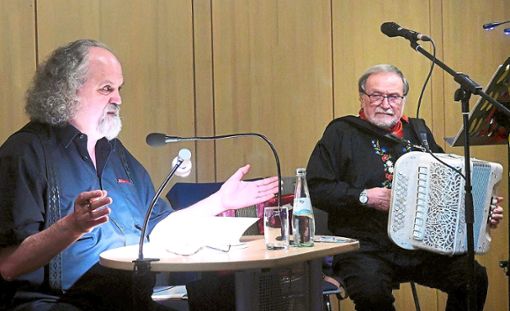 Karl-Heinz Debacher (links) und Wolfgang Miessmer unterhielten mit Mundart und der Quetschkommod.  Foto: Künstle Foto: Lahrer Zeitung