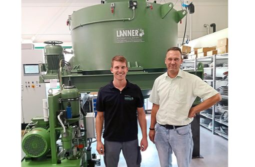 Sind sehr stolz auf die weltgrößte Schubboden-Zentrifuge: Geschäftsführer Tobias Lanner (rechts) und David Silberer, stellvertretender Fertigungsleiter. Foto: Köhler