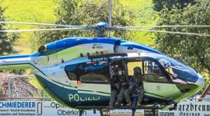 Suche aus der Vogelperspektive: Kräfte eines Sondereinsatzkommandos und mehrere Polizeihubschrauber unterstützten die Fahndung nach dem bewaffneten Mann in Oppenau.  Foto: Philipp von Dittfurth