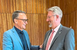 Konnten am Ende wieder lachen: Lahrs OB Markus Ibert (links) gratuliert Baubürgermeister Tilman Petters zu seiner Wiederwahl. Foto: Bender
