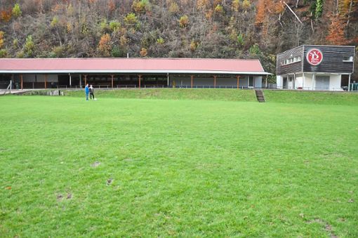 Wer auf dem Sportplatz des SV Dörlinbach spielt, muss nicht nur mit dem Gegner zurecht kommen, sondern auch damit, dass der Platz extrem abschüssig ist, was an dem breiter werdenden Streifen zwischen Platz und Vereinsheim zu erkennen ist. Foto: Weber