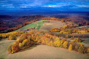 Naturparadies oberhalb von Lahr: Zum Herbst färbt sich der Langenhard in Rot- und Gelbtöne.  Foto: Kaiser Foto: Lahrer Zeitung