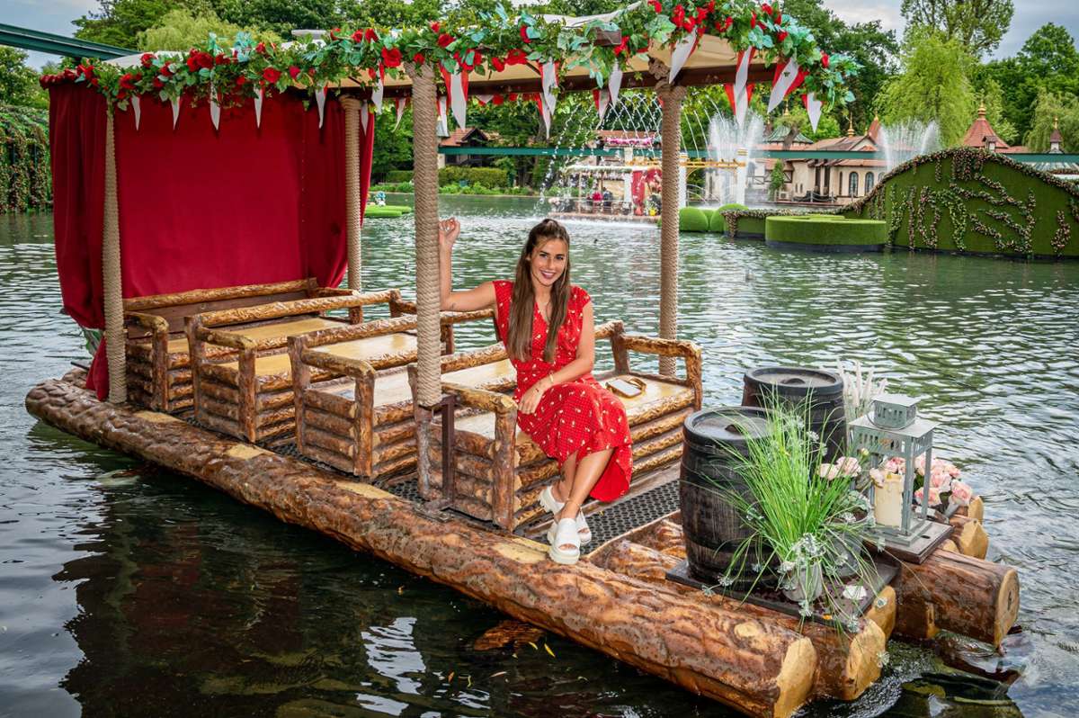 Sarah Engels auf Bootsfahrt durch Josefinas kaiserliche Zauberreise  Foto: Europa-Park