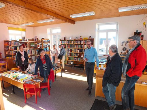 Zahlreiche Besucher machten sich am Sonntag ein Bild von der Grafenhausener  Bücherei. Günter Kern (Dritter von rechts) begrüßte die Interessierten. Foto: Rest Foto: Lahrer Zeitung