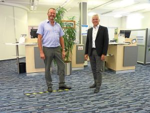 Albert Schmid (links) ist vom Vorstandsvorsitzenden Martin Heinzmann in die passive Altersteilzeit verabschiedet worden. Foto: Volksbank