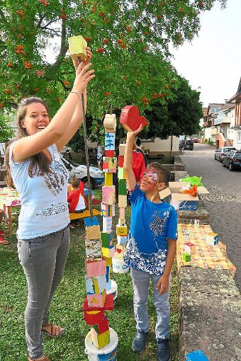 Erzieherin Alisa Erb und Murteza bauen gemeinsam an einer Stele beim Gemeindefest in Friesenheim.  Foto: Bohnert-Seidel