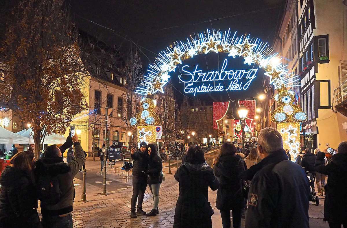 Ein riesiger Leuchtbogen begrüßt die Besucher in der Weihnachtshauptstadt Straßburg.