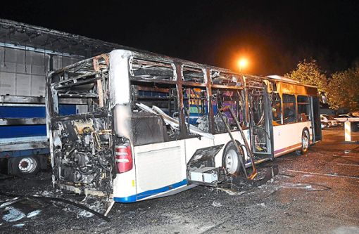In der Nacht auf Sonntag gegen 2.45 Uhr wurde ein Linienbus der SWEG in Seeelbach angezündet. Ein zweiter Bus konnte gerettet werden. Ein daneben geparkter Lastwagen wurde allerdings ebenfalls vom Brand stark beschädigt.  Foto: Künstle
