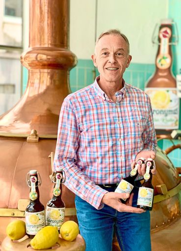 Stolz präsentiert Brauerei-Besitzer Jörg Lusch das Hieronymus Natur-Radler im Schmieheimer Sudhaus. Das erst seit 2020 im Sortiment befindliche Bier hat im Handel gute Verkaufszahlen erzielt. Auch andere Biere haben im Handel zugelegt. Foto: Schlossbrauerei Stöckle