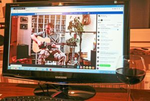 Ungewöhnliche Perspektive: Matt Woosey streamte sein Drei-Stunden-Konzert aus seinem Wohnzimmer.Foto: Decoux-Kone Foto: Lahrer Zeitung