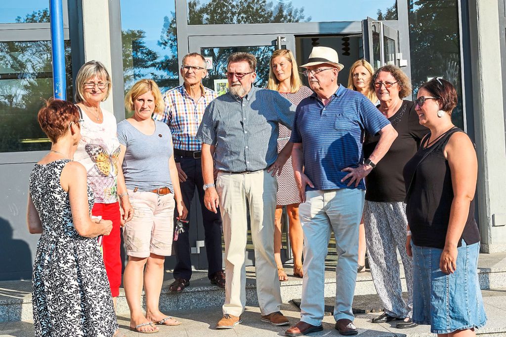 Die SPD-Besuchergruppe um Roland Hirsch und Walter Caroli (Mitte) ließ sich von Schulleiterin Karin Kussin (links) die Stärken und die Probleme der Gutenbergschule erläutern.  Foto: Breuer