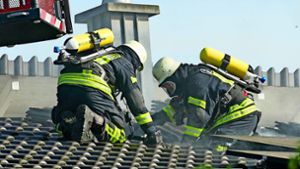 Durch das schnelle, beherzte Eingreifen der Feuerwehr Ettenheim sowie der Ortsteilwehr wurde am vorigen Samstag ein Dachstuhlbrand in Ettenheimweiler schnell eingedämmt. Foto: Ullrich
