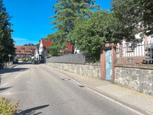 Die Mauer entlang der Steinacher Hauptstraße steht unter Denkmalschutz. Zur Umgestaltung der Ortsdurchfahrt soll sie versetzt werden. Foto: Kleinberger