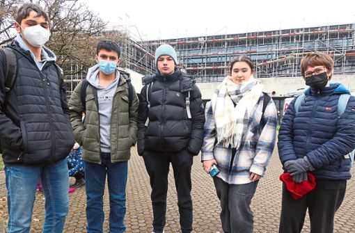 Bünyamin Köse (von links), Ahmet Kilic, Leon Siebenhaar, Sophia Topmann und Nicole Strak aus der 9 a des Scheffel-Gymnasiums berichten, dass in ihrer Klasse fast alle weiter eine Maske aufhaben – auch wenn sie es seit Montag nicht mehr müssen. Foto: Schabel