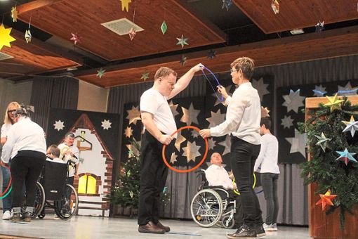 Die Tanzgruppen von Sabine Kraft zeigten bei der Weihnachtsfeier der Lebenshilfe im Kinzig- und Elztal verschiedene Tänze.                                                                                                                                                                                                                                    Foto: Störr Foto: Schwarzwälder Bote
