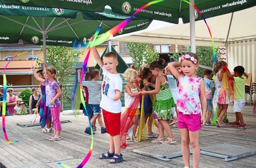 Zum Dorffest gehören auch immer Vorführungen von örtlichen Kindergärten. Quelle: Unbekannt