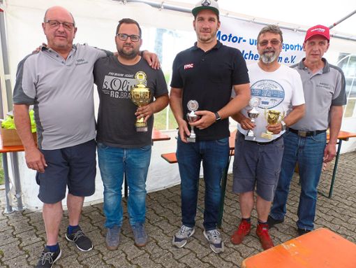Vorstandsmitglied Rolf Feger (von links) freut sich mit den schnellsten Fahrern   Fabian Kieninger, Matthias Wolber und Manfred Bannwarth sowie mit Turnierleiter Freddy Feger.   Foto: Fink