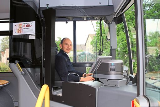 Manuel Erfurt, bei der SWEG Disponent für den Verkehrsbetrieb, hat hier in einem Bus mit  eingebauter Trennscheibe Platz genommen.    Foto: SWEG