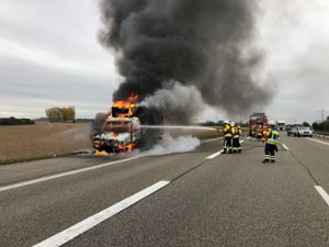 Kühllaster steht in Flammen Foto: Feuerwehr Herbolzheim