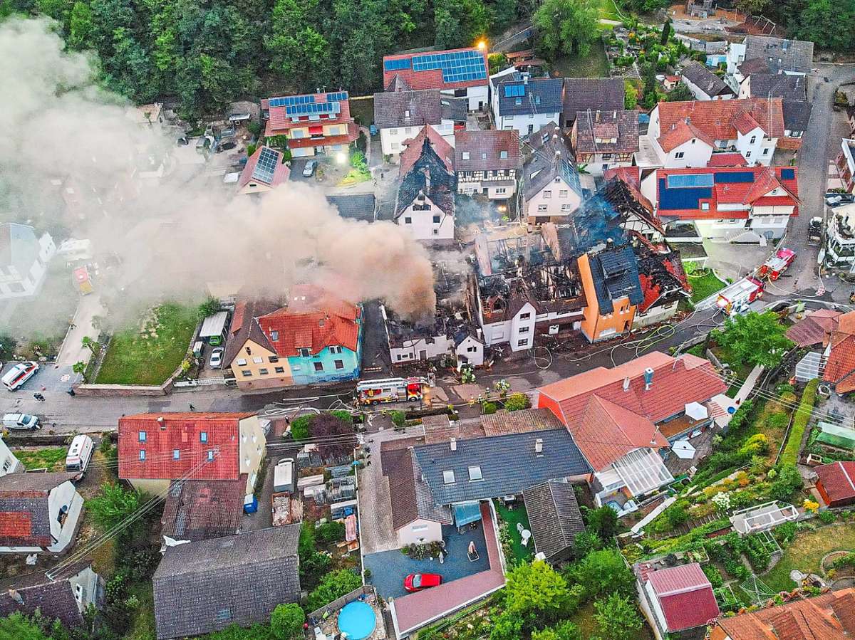 Rauchende Ruinen in Diersburg: Sechs Häuser wurden am Dienstagabend bei einem Großbrand Raub der Flammen. Die Polizei schätzt, dass der Schaden in die Millionen geht.