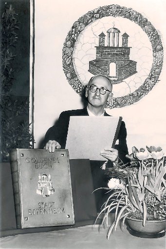 Ehrenbürger Fritz Broßmer bei der Übergabe des Goldenen Buchs an die Stadt im März 1957  Repro: Hoffmann Foto: Lahrer Zeitung