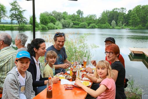 Gutes Essen vor malerischer Kulisse gibt es an Pfingsten am Auewaldsee. Foto: Decoux-Kone Foto: Lahrer Zeitung