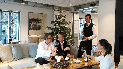 In der Kaminlounge des Weinhaus am Bach serviert Kevin Störr (stehend) seinen Chefs Silvana und Albi von Felten sowie Freundin Elisabeth (rechts) zur Feier des Tages ein Glas Wein.  Foto: privat