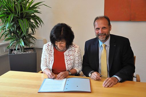 Sind sich einig: Jutta Hättig vom Landratsamt Ortenaukreis und Bürgermeister Wolfgang Brucker haben gestern die Vereinbarung zur Erweiterung der Erdaushubdeponie unterzeichnet.  Foto: Goltz