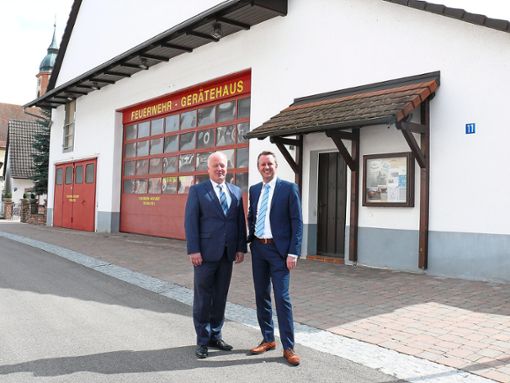 Machten auch am Ringsheimer Gerätehaus Station: Peter Weiß (links) und Pascal Weber. Foto: Gemeinde Foto: Lahrer Zeitung