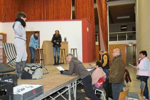 Die Akterure der Laienspielgruppe proben fleißig, damit am 5. Januar alles gut abläuft.  Foto: Bohnert-Seidel Foto: Lahrer Zeitung