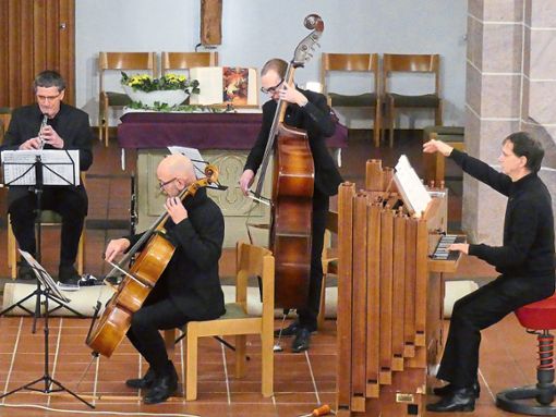 Unter der Leitung von Martin Groß (rechts) fand in Friesenheim ein musikalische Gottesdienst mit dem Ensemble Capella Instrumentalis Ortenau  statt.Foto: Bohnert-Seidel Foto: Lahrer Zeitung