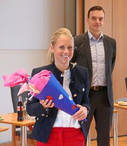 Nun ist es offiziell: Bettina Deutscher ist die neue Rektorin der Grundschule Friesenheim. Bürgermeister Erik Weide freut sich auf die Zusammenarbeit. Foto: Bohnert-Seidel Foto: Lahrer Zeitung