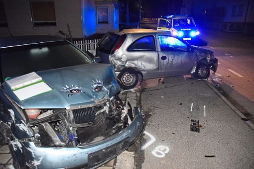 Ein wohl betrunkener Autofahrer verursachte an Heiligabend in der Werderstraße einen Unfall, bei dem ein geparktes Auto (vorn) gegen eine Hauswand gedrückt wurde.   Foto: Braun Foto: Braun