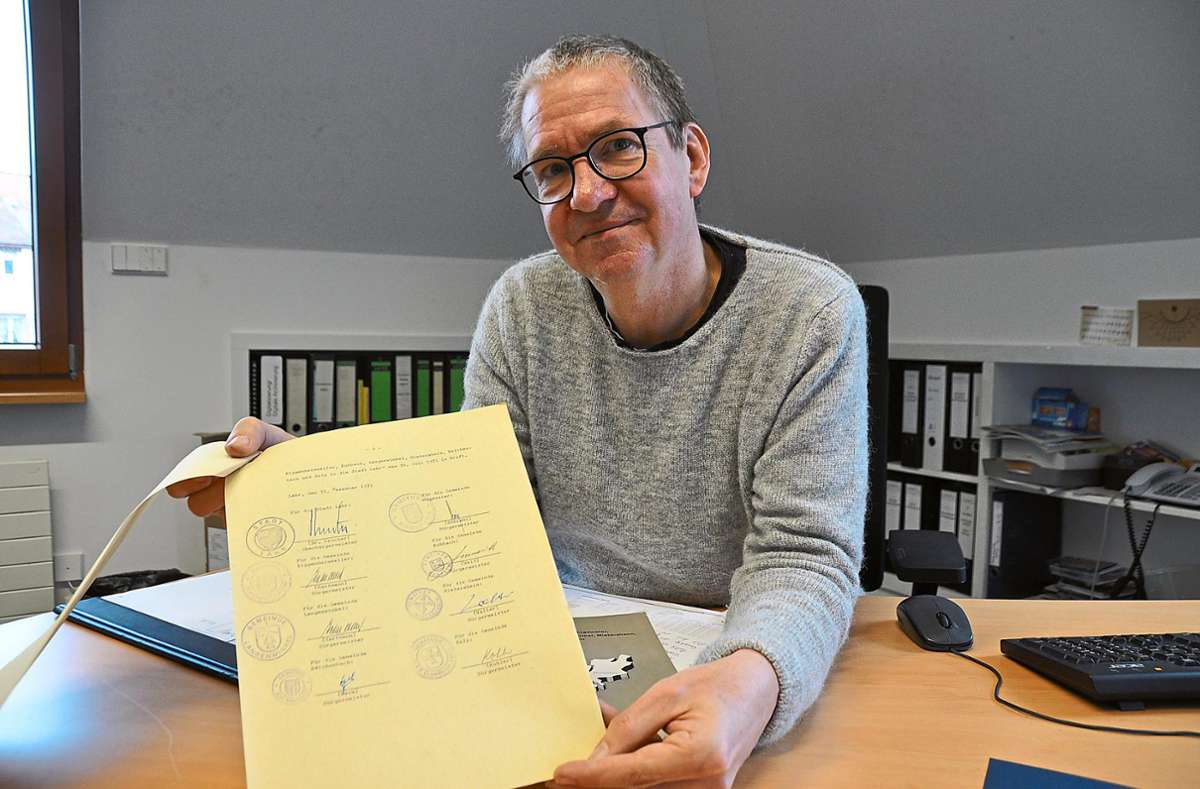 Stadthistoriker Thorsten Mietzner präsentiert den Original-Vertrag, den die acht Bürgermeister vor 50 Jahren bei der Eingemeindung unterzeichnet haben. Foto: Köhler