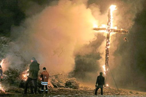 Neben Hunderten von Christbäumen brannte auch ein riesengroßes Strohkreuz in Heiligenzell lichterloh. Foto: Bohnert-Seidel