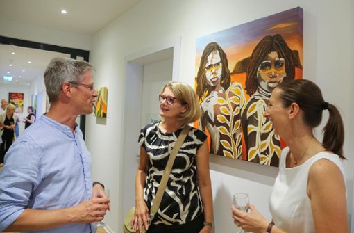 Künstlerin Petra Guhe (Mitte) sowie Sebastian und Fides Heinze freuen sich über die Ausstellung. Foto: Decoux