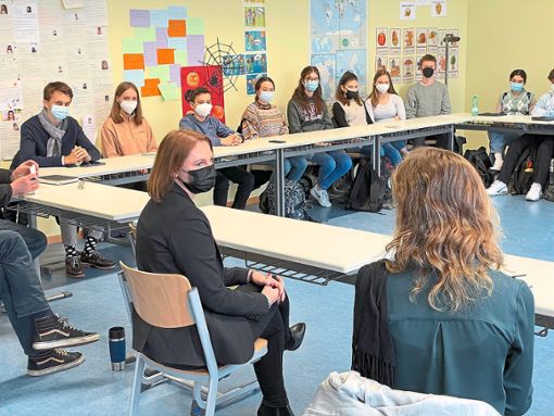 In der Ettenheimer Heimschule St. Landolin stellte sich Staatssekretärin Sandra Boser diversen Schülerfragen. Foto: Büro Boser