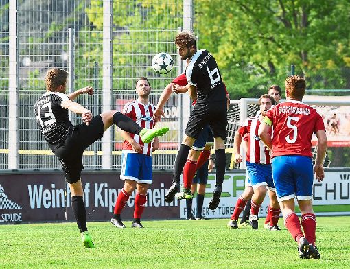 Kippenheim (dunkle Trikots) steht im Spiel gegen  Nordrach bereits ordentlich unter Druck.   Foto: Künstle