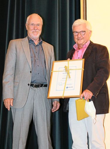 Ulrich Bauder (links) Lutz Heubach  mit der goldenen Ehrennadel des Bundesverbands aus. Foto: Störr