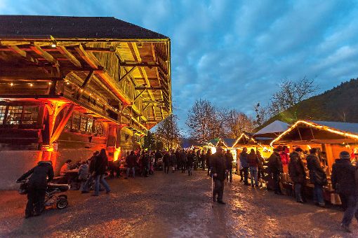 Am dritten Adventswochenende findet vor der  Kulisse der  Schwarzwaldhöfe der Weihnachtsmarkt statt.   Foto: Vogtsbauernhof
