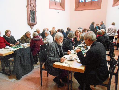 Gute Gespräche bei fair gehandeltem Kaffee und Leckereien aus dem Weltladen in Kippenheim  Foto: Kirchengemeinde