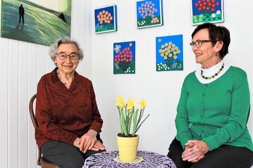 Emma Mäntele (links) wird ihre kreativen Occhi-Werke bis Mitte Mai in der Kleinen Galerie ausstellen und folgt damit auf Ingrid Lippler. Foto: Störr Foto: Schwarzwälder Bote