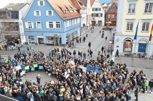 Etwa 500 Schüler versammelten sich Mitte Februar für eine Demonstration vor dem Rathaus Offenburg. Jetzt wollen die Organisatoren der Fridays for Future-Bewegung die Schulstreiks auf Kehl und Lahr ausweiten.  Foto: Röckelein Foto: Lahrer Zeitung