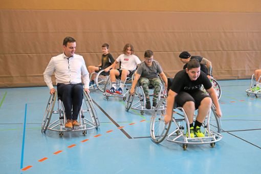 Neben Friesenheimer Realschülern hat sich auch  Bürgermeister Erik Weide  im Rollstuhlfahren geübt. Foto: Bohnert-Seidel Foto: Lahrer Zeitung