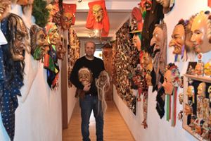 Daniel Fix zeigt stolz zwei seiner erst kürzlich erworbenen Masken.Foto: Störr Foto: Schwarzwälder Bote