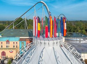 Das äußere Gerüst des Europa-Park-Domes aus Metallrohr hat 27 Fahnenmasten. Beflaggt wird entweder mit den 26 Schweizer Kantonsflaggen plus die Schweizer Nationalfahne oder mit 26 europäischen Flaggen und der blauen Europa-Fahne mit den zwölf gelben Sternen.    Foto: Europa-Park