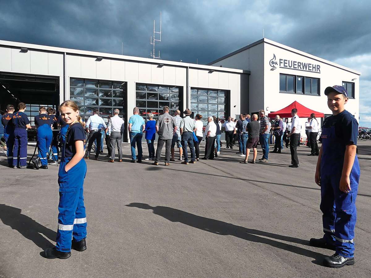 Eine große Gästeschar bei der Übergabe des neuen Feuerwehrhauses für die Einsatz-Abteilung Süd in Nonnenweier.