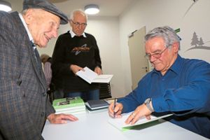 Göppert signierte sein 262 Seiten starkes Buch.  Andreas Ohnemus und Klaus Siefert (von links) dankten es ihm. Foto: cbs Foto: Lahrer Zeitung